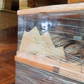 Urnas, sobres y papeletas electorales preparadas para las elecciones del 28M.