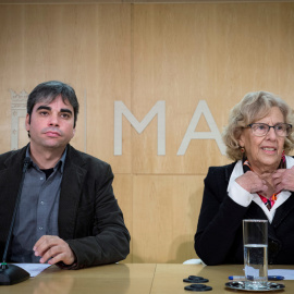 La alcaldesa de Madrid, Manuela Carmena, y el nuevo delegado de Economía y Hacienda, Jorge García Castaño, durante una rueda de prensa que el Palacio de Cibeles.EFE/Luca Piergiovanni