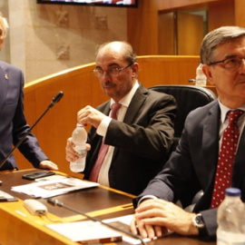 El presidente en funciones del Gobierno de Aragón y candidato a la reelección, Javier Lambán, con el presidente de las Cortes, Javier Sada, y el portavoz del PSOE, Vicente Guillén.