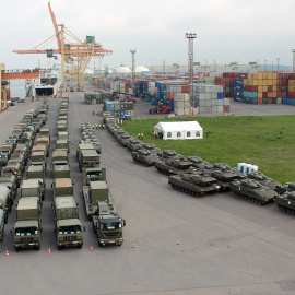 Vista aérea de los más de 100 vehículos del contingente español 'Letonia I', preparado para embarcar en dirección a Riga. A la derecha, la columna de los tanques 'Leopardo' y de los blindados de combate 'Pizarro'. EMAD