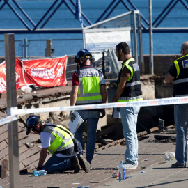 La policía científica inspecciona la zona del paseo marítimo tras el accidente ocurrido en uno de los conciertos del festival 'O Marisquiño' .EFE/Salvador Sas