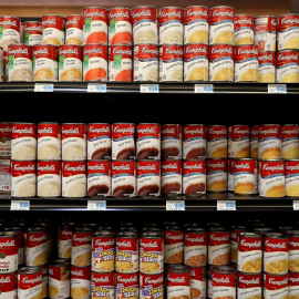 Latas de sopan de Campbell en un supermercado en la localidad californiana de San Rafael.  AFP/Justina Sullivan