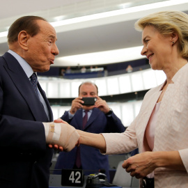 El presidente italiano de la Comisión, Ursula von der Leyen, es felicitado por el miembro italiano del Parlamento Europeo, Silvio Berlusconi, después de una votación sobre su elección en el Parlamento Europeo en Estrasburgo, Francia, el 16 