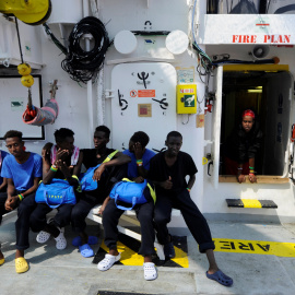 Migrantes a bordo del buque MV Aquarius, en el Mediterráneo, entre Malta e Italia. REUTERS/Guglielmo Mangiapane