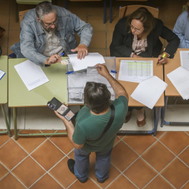 Una persona ejerce su derecho al voto en un colegio electoral de Sevilla.