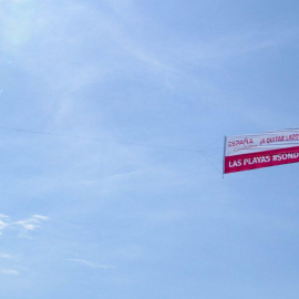 Ciudadanos contrata una avioneta para sobrevolar las playas catalanas llamando a quitar lazos amarillos