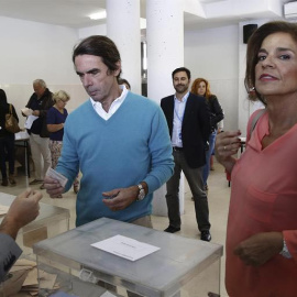 Ana Botella en el colegio electoral en Pozuelo de Alarcón donde votó el pasado domingo en los comicios locales junto a su marido, José María Aznar. / SERGIO BARRENECHEA (EFE)