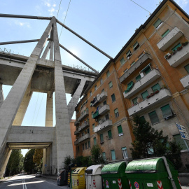 Vista de una vivienda bajo un puente que se derrumbó el pasado martes en Génova (Italia). EFE/ Luca Zennaro