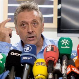 L'assessor de la Unitat d'Atenció a les Víctimes d'Afectats pel Terrorisme (UAVAT), Roberto Manrique, durant la roda de premsa oferida el dia abans del primer aniversari dels atemptats. EFE / Quique García