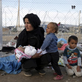 Mujer refugiada con sus hijos en Idomeni. /REUTERS