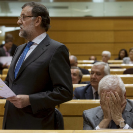 El presidente del Gobierno, Mariano Rajoy, en el Senado, junto al ministro de Exteriores, José Manuel Garcia-Margallo. REUTERS/Sergio Perez