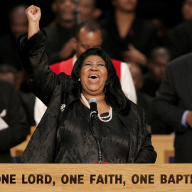 Foto de archivo de la cantante estadounidense Aretha Franklin mientras canta en el funeral de Rosa Parks en la iglesia Greater Grace Temple de Detroit (Estados Unidos) el 3 de noviembre de 2005. EFE/Jeff Kowalsky