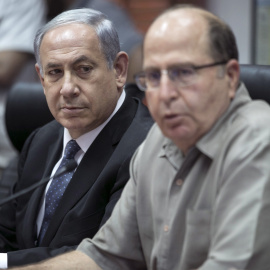 El primer ministro israelí, Benjamín Netanyahu, junto al titular de Defensa, Moshe Yaalon. REUTERS/ Baz Ratner