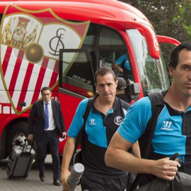 Emery baja del autobús del Sevilla en Varsovia. /EFE