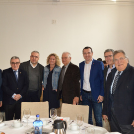 Àngel Ros, Josep Borrell y Òscar Ordeig (PSC) con empresarios de Lleida. EUROPA