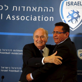 Joseph Blatter, presidente de la FIFA, junto al presidente de la federación israelí de fútbol en su visita la semana pasada a Jerusalén. /REUTERS
