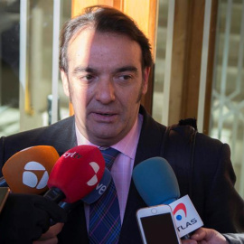 En la imagen, el abogado de la menor atiende a los medios a las puertas de los juzgados. EFE/Juan Felipe Cortés Cardona