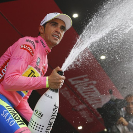 Alberto Contador celebra con champán una nueva etapa al frente del Giro. /AFP