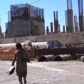 Captura de un video que supuestamente muestra a un combatiente del Estado Islámico en la ciudad de Ramadi. - EFE