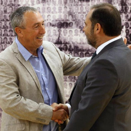 El secretario de Organización del PSOE y ministro de Fomento en funciones, José Luis Ábalos (d), saluda al diputado de Compromís, Joan Baldoví, con quien se ha reunido hoy en el Congreso para hablar sobre la investidura del candidato social