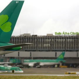Aviones de Air Lingus, en el aeropuerto de Dublín. REUTERS