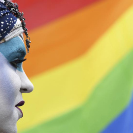 Un activista del movimiento LGTB (Lesbianas, Gais, Transexuales y Bisexuales) 'Sister Dominique' participa en un evento ante el Parlamento estatal en Potsdam (Alemania) con motivo del Día Internacional contra la LGTBfobia. EFE/Ralf hirschbe