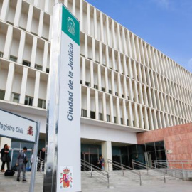Fachada principal de la Ciudad de la Justicia de Málaga. / EFE
