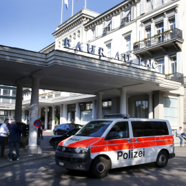 Una furgoneta policial a la puerta del hotel Baur au Lac de Zúrich. /REUTERS