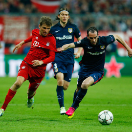 Godín pelea un balón con Müller en las semifinales de Champions contra el Bayern. /REUTERS
