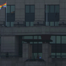 La bandera gay ondeando en las oficinas del MI6 británico.-REUTERS