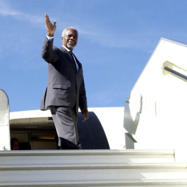 Kofi Annan saluda desde la escalerilla del avión tras finalizar su viaje a Etiopia, en mayo de 2005. EFE/EPA/UN Photo/Evan Schneider