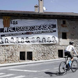 Pancarta en apoyo de la libertad de los ocho jóvenes condenados por una pelea de bar con dos guardias civiles | EFE