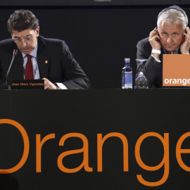 El director general adjunto del grupo Orange, Gervais Pellisier (d), y el consejero delegado de Orange España, Jean Marc Vignolles (i), durante la rueda de prensa que han ofrecido para presentar la opa sobre Jazztel. EFE/Javier Lizón