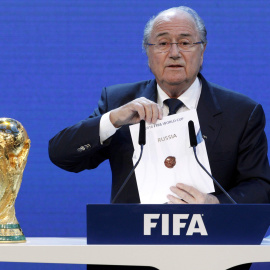 Blatter enseña el sobre con Rusia como sede del Mundial de 2018. /REUTERS