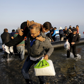 Refugiados sirios en una lancha abarrotada llegando a la isla griega de Kos tras cruzar el Mar Egeo desde Turquía./ REUTERS/Yannis Behrakis