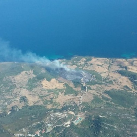 Imagen aérea de un incendio en Tarifa. EFE