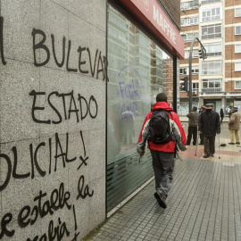 Una pintada en el barrio de Gamonal, contra el bulevar y la actuación de la policía. / Santi Otero (Efe)