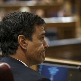 El secretario general del PSOE, Pedro Sanchez, en su escaño en el Congreso, durante la sesión de control al Gobierno. REUTERS/Andrea Comas