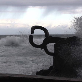 Una gran ola rompe en el Peine del Viento de San Sebastián donde está activada la alerta amarilla por olas.