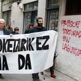 Pintadas en Andoain en las que acusan a PSOE y PP de ser 'torturadores'. / EFE