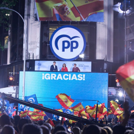Alberto Núñez Feijóo, Isabel Díaz Ayuso y José Luis Martínez Almeida celebran la victoria del PP en el balcón de la sede de la calle Génova
