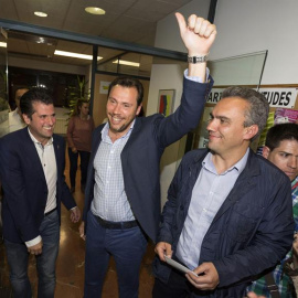 El candidato socialista a la Junta de Castilla y León Luis Tudanca (i), el candidato a la alcaldía de Valladolid Óscar Puente (c), y el secretario del PSOE de Valladolid Javier Izquierdo, celebran los resultados electorales. /EFE