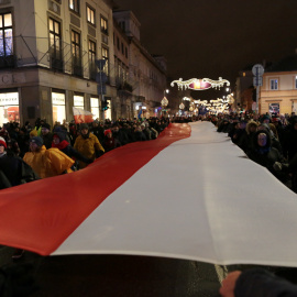 Varias personas levan una bandera polaca gigante durante una manifestación contra la reforma judicial, cerca del Palacio Presidencial en Moscú. REUTERS/Agencja Gazeta/Agata Grzybowska