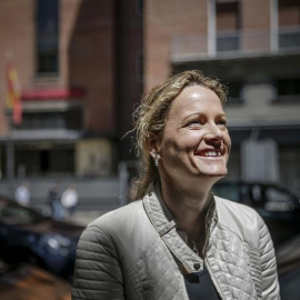 La comandante Zaida Cantera posa tras recoger hoy, en la sede del Gobierno Militar de Madrid, su baja definitiva en el Ejército de Tierra, pedida por la militar el pasado año tras denunciar acoso sexual y laboral, y que le ha concedido el M