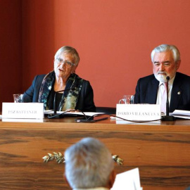El director de la Real Academia Española (RAE), Dario Villanueva, Paz Battaner, miembro del diccionario,  anuncian las modificaciones de la edición digital - EFE/ Álvaro Sánchez