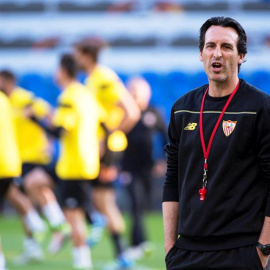 El entrenador del Sevilla, Unai Emery durante el entrenamiento del equipo en el estadio St. Jakobs Park de Basilea. /EFE