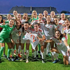 Las jugadoras de la selección española de fútbol femenino sub-20 celebran su pase a la final del Mundial en Francia. / EFE