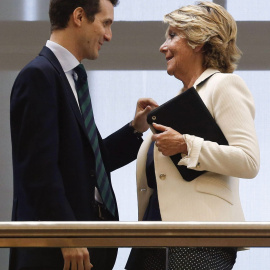 La portavoz del PP en el Ayuntamiento, Esperanza Aguirre, y el vicesecretario general de Comunicación del PP, Pablo Casado, asisten al debate de investidura en la Asamblea en el que Cristina Cifuentes aspira a presidir el Gobierno regional.