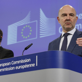 El comisario europeo de Asuntos Económicos y Monetarios, Pierre Moscovici, y el vicepresidente para el Euro y el Diálogo Social, Valdis Dombrovskis, durante una rueda de prensa celebrada en Bruselas. EFE/OLIVIER HOSLET