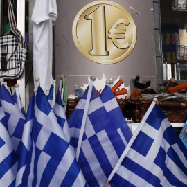 Banderas griegas en una tienda de todo a un euro, en Atenas. REUTERS